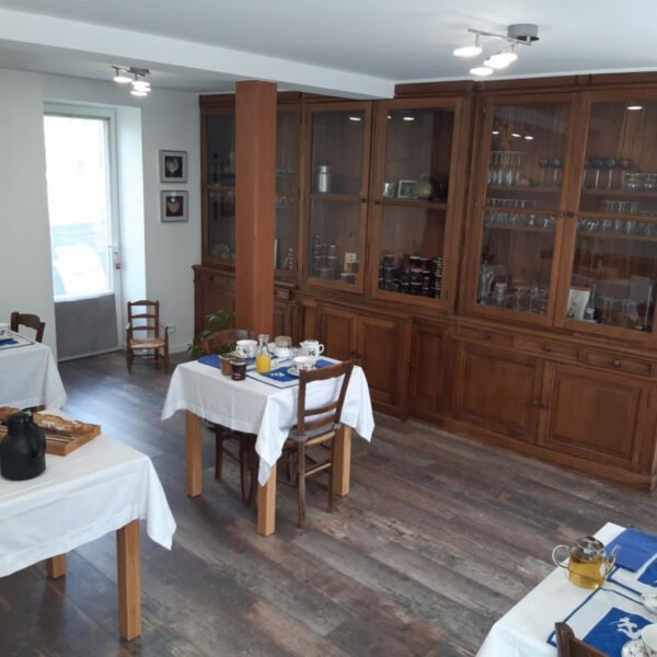 La salle de restauration, table d'hôte, de la Chambre d'hôtes à la Ferme de Saint Germain à Saint-Germain-le-Gaillard dans la Manche en Normandie