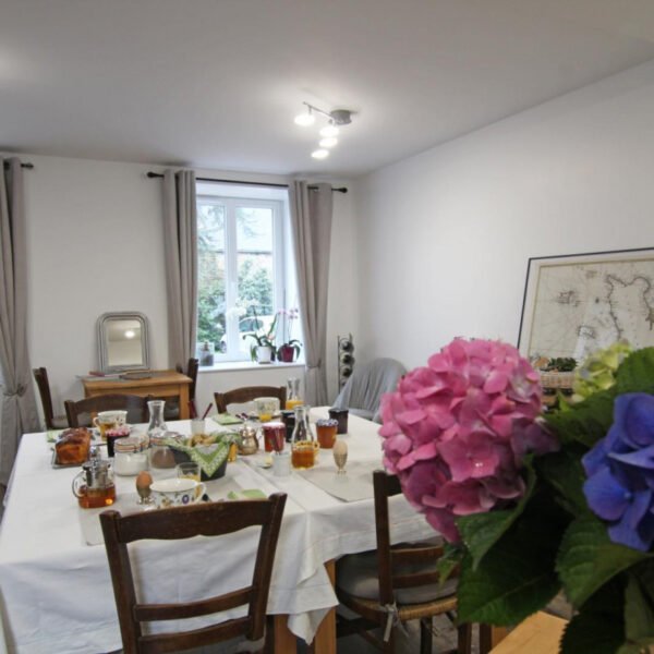 La salle de restauration, table d'hôte, de la Chambre d'hôtes à la Ferme de Saint Germain à Saint-Germain-le-Gaillard dans la Manche en Normandie