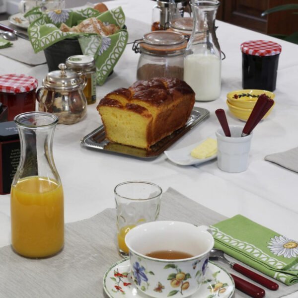 La table du petit-déjeuner de la Chambre d'hôtes à la Ferme de Saint Germain à Saint-Germain-le-Gaillard dans la Manche en Normandie