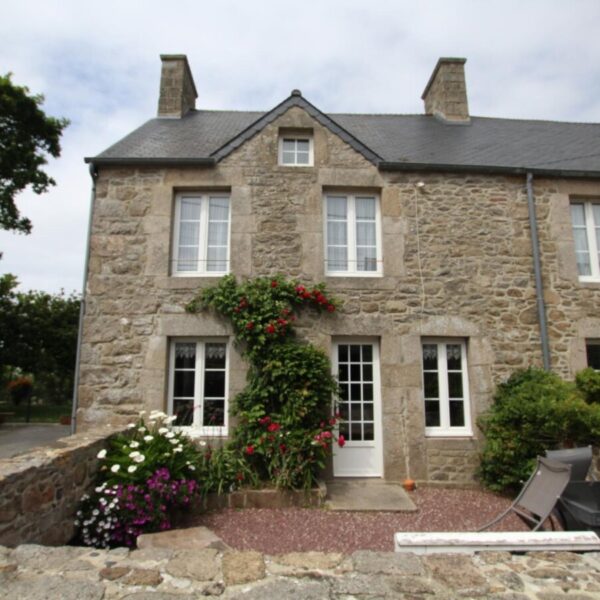 La façade du gîte le Petitdes Gîtes Le Grand et Le Petit à Flamanville dans la Manche en Normandie