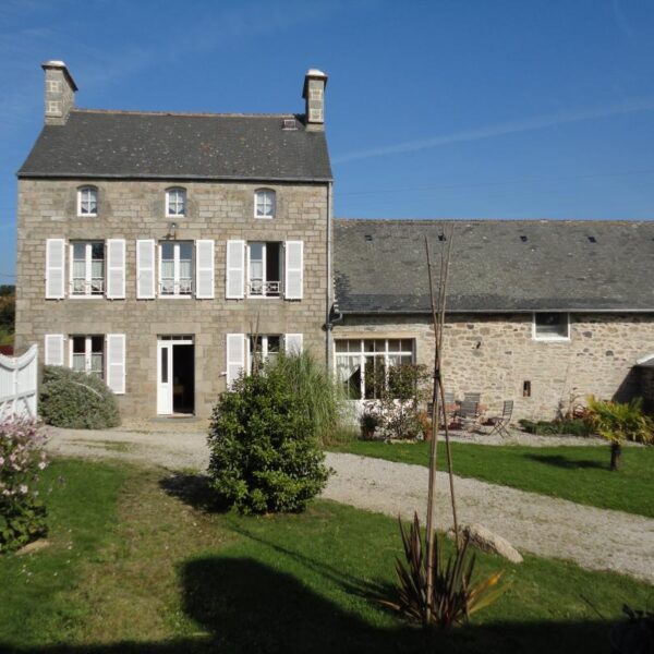 La façade du Gîte La Couplière à Vicq-sur-mer dans la Manche en Normandie