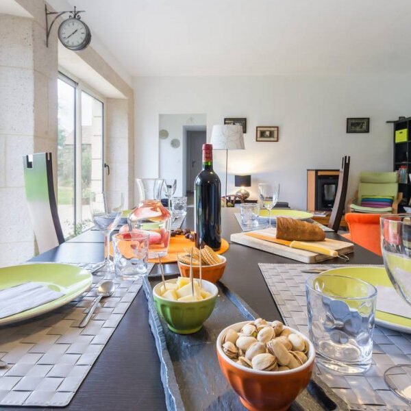 La salle à manger du Gîte Les Ecuries Mécaniques à Saint-Sauveur-le-Vicomte dans la Manche en Normandie