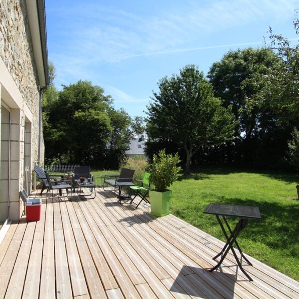 La terrasse du Gîte Les Ecuries Mécaniques à Saint-Sauveur-le-Vicomte dans la Manche en Normandie