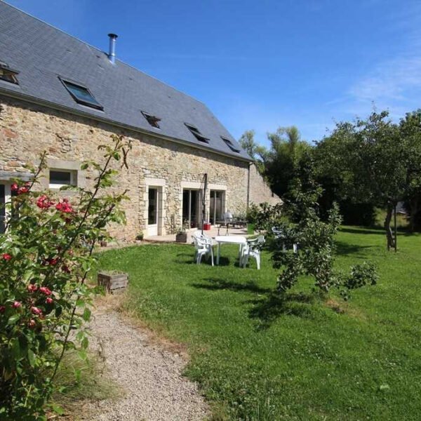 La façade et le jardin du Gîte Les Ecuries Mécaniques à Saint-Sauveur-le-Vicomte dans la Manche en Normandie
