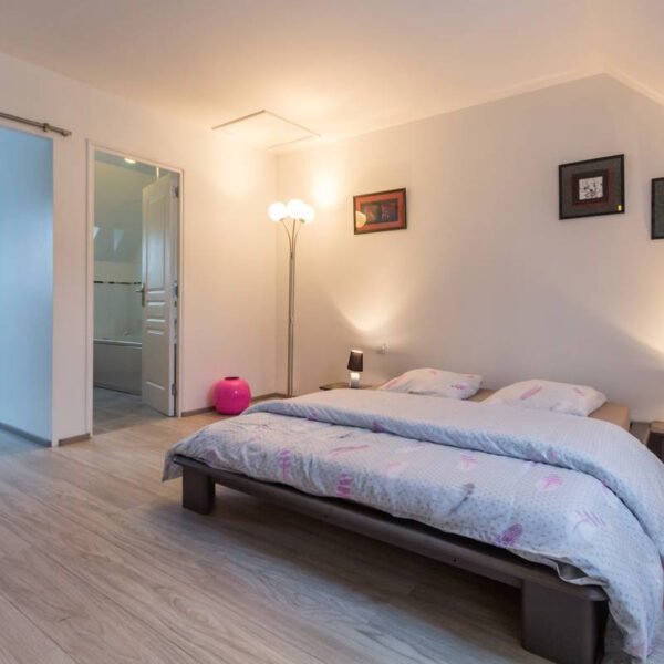 Une chambre double du Gîte Les Ecuries Mécaniques à Saint-Sauveur-le-Vicomte dans la Manche en Normandie