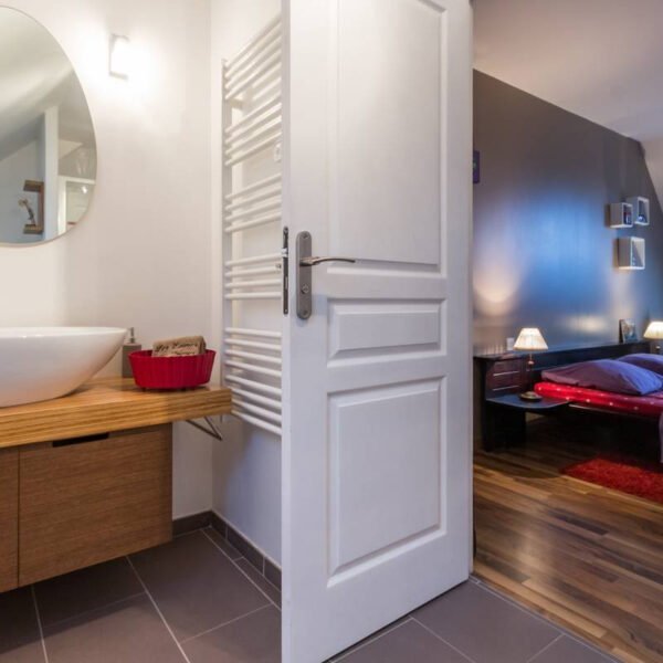 Une salle de bain du Gîte Les Ecuries Mécaniques à Saint-Sauveur-le-Vicomte dans la Manche en Normandie