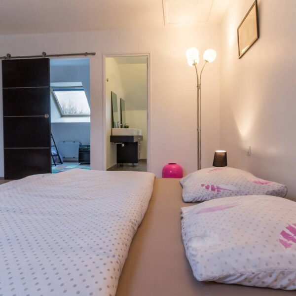 Une chambre double du Gîte Les Ecuries Mécaniques à Saint-Sauveur-le-Vicomte dans la Manche en Normandie