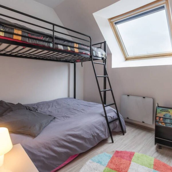 Une chambre à lits superposés du Gîte Les Ecuries Mécaniques à Saint-Sauveur-le-Vicomte dans la Manche en Normandie