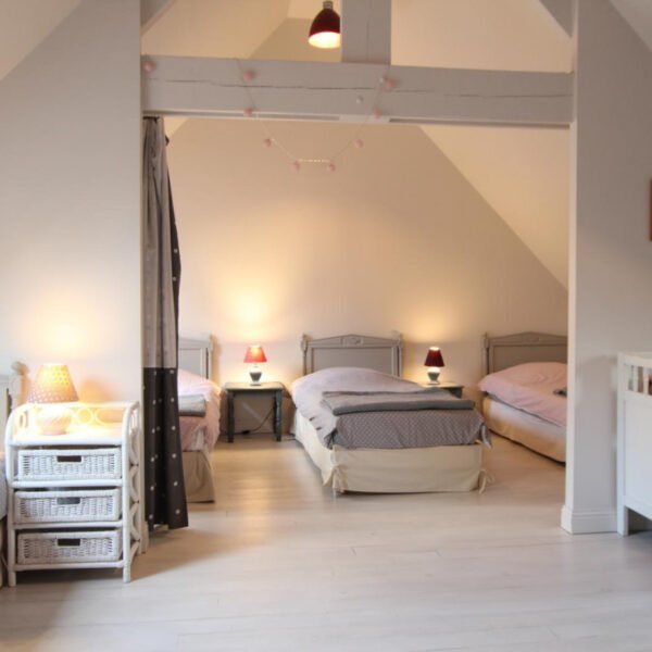 La chambre 4 lits simples de la Jardinerie des Gîtes La Ferme du Château à Aumeville-Lestre dans la Manche en Normandie