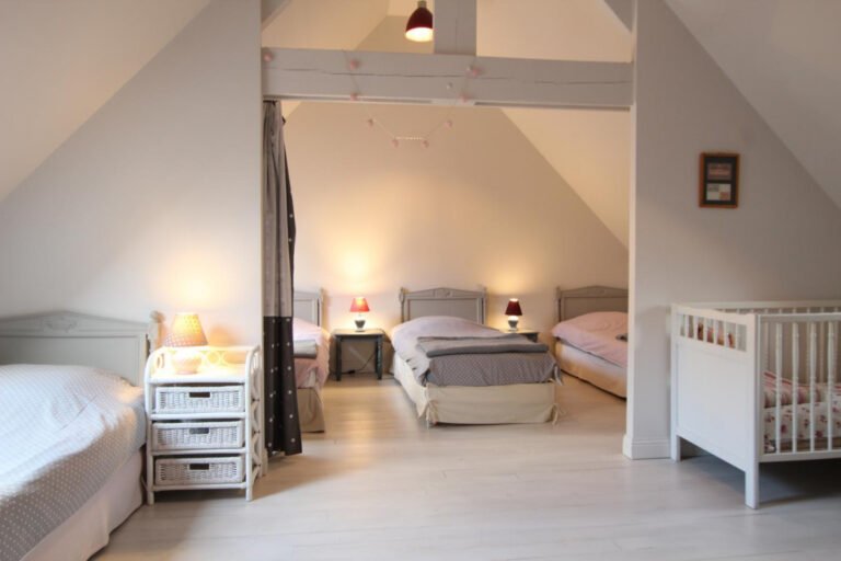 La chambre 4 lits simples de la Jardinerie des Gîtes La Ferme du Château à Aumeville-Lestre dans la Manche en Normandie