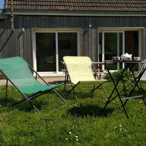 Chaises de Jardin devant un gîte dans la Manche