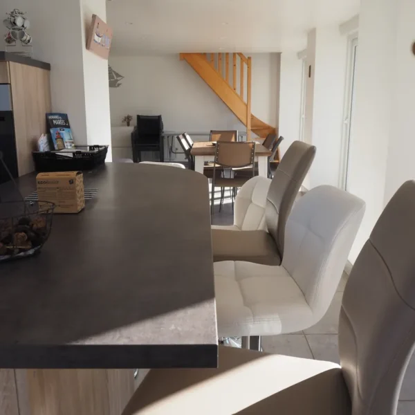 location de vacances en normandie, salon avec table et chaises
