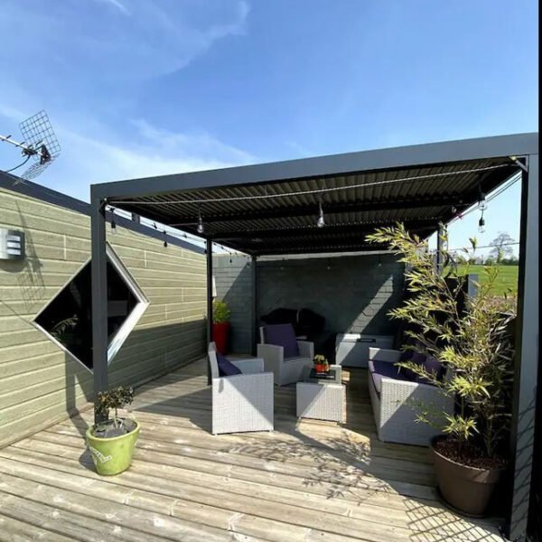 La terrasse et salon de jardin sous la pergola du Gite Chez Arnault et Nelly à Lolif dans la Manche en Normandie