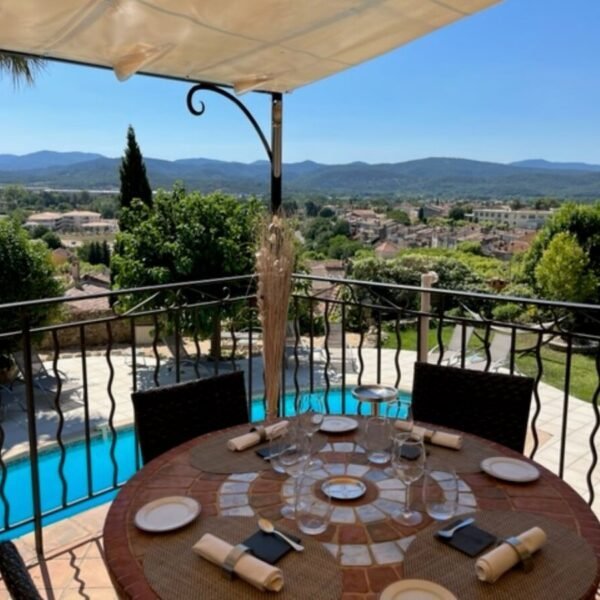 Table de la terrasse panoramique du restaurant gastronomique de l'Hôtel Le Château d'Argens à Les Arcs sur Argens près de Draguignan dans le Var