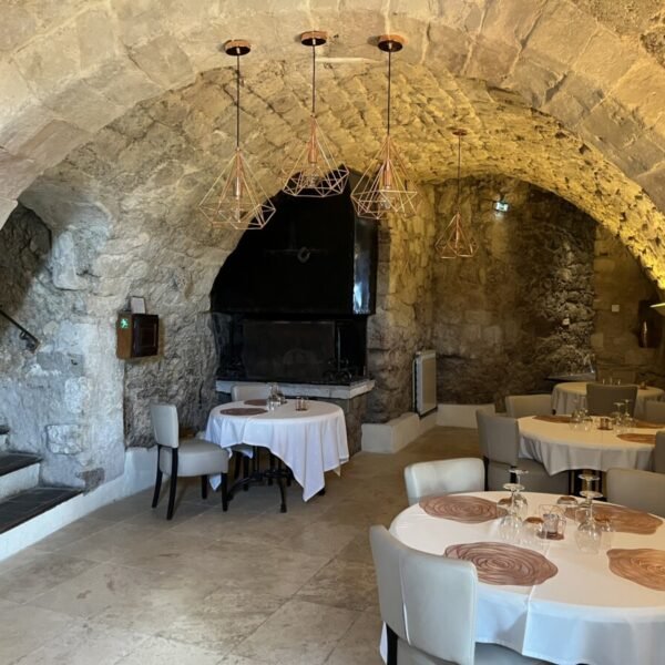 Salle du restaurant gastronomique de l'Hôtel Le Château d'Argens à Les Arcs sur Argens près de Draguignan dans le Var