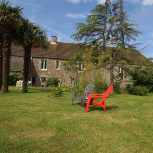 Le grand jardin et des chaises longues de la Chambre d'hôtes à la Ferme de Saint Germain à Saint-Germain-le-Gaillard dans la Manche en Normandie