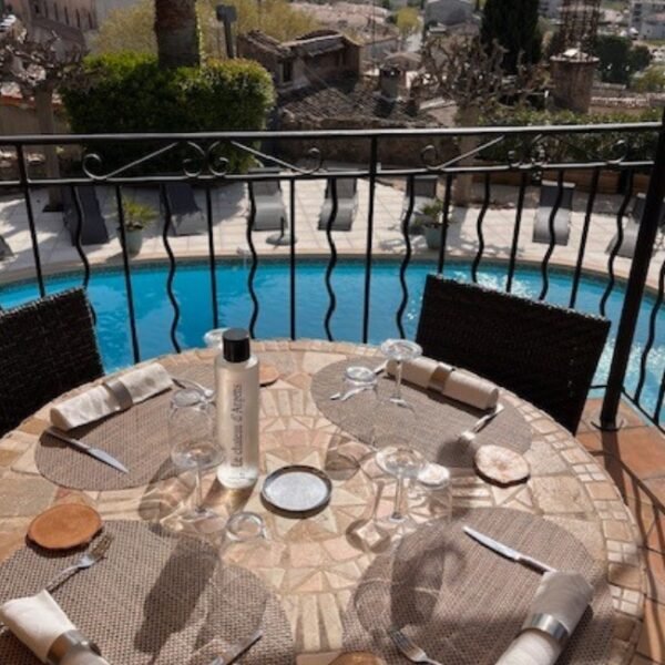 Table du restaurant gastronomique de l'Hôtel Le Château d'Argens à Les Arcs sur Argens près de Draguignan dans le Var