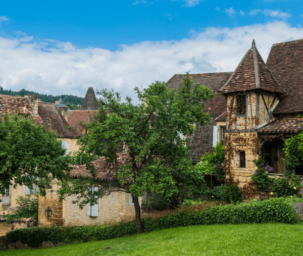 maisons typiques de la vallée de la Dordogne à découvrir avec votre chien