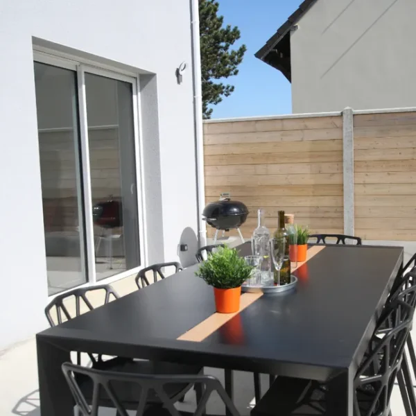 La table de jardin sur la terrasse du Gîte L'abri côtier à Saint-Jean-de-la-rivière dans la Manche en Normandie