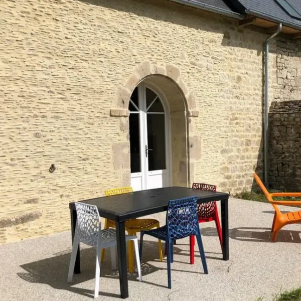 La table de jardin sur la terrasse du Gîte Le Domaine de la Vallée à Saint-Martin-de-Varreville dans la Manche en Normandie