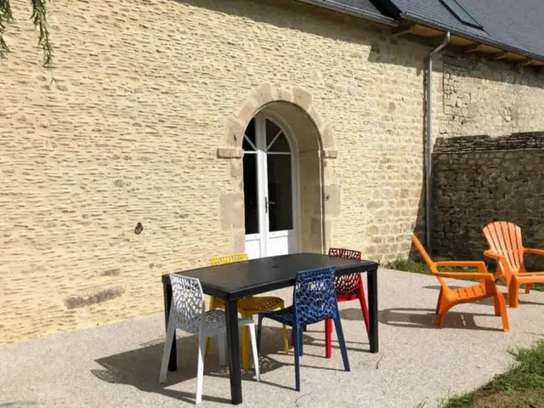 La table de jardin sur la terrasse du Gîte Le Domaine de la Vallée à Saint-Martin-de-Varreville dans la Manche en Normandie