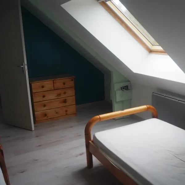 Une chambre avec trois lits simples au Gîte Le Bois aux Écureuils à Fierville-les-mines dans la Manche en Normandie