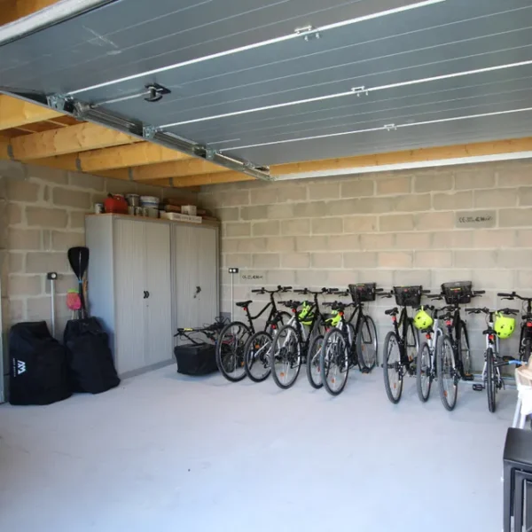 Le garage avec vélos et équipements de paddle du Gîte L'abri côtier à Saint-Jean-de-la-rivière dans la Manche en Normandie