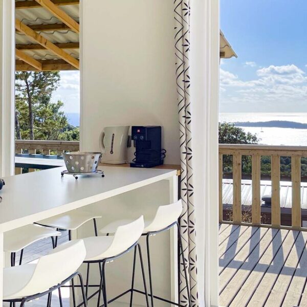 La cuisine et la terrasse d'un mobil-home du Camping Kevano plage à Pianottoli-Caldarello en Corse-du-Sud en Corse