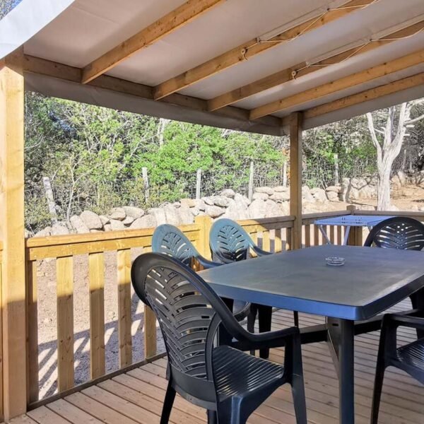 La terrasse d'un mobil-home du Camping Kevano plage à Pianottoli-Caldarello en Corse-du-Sud en Corse