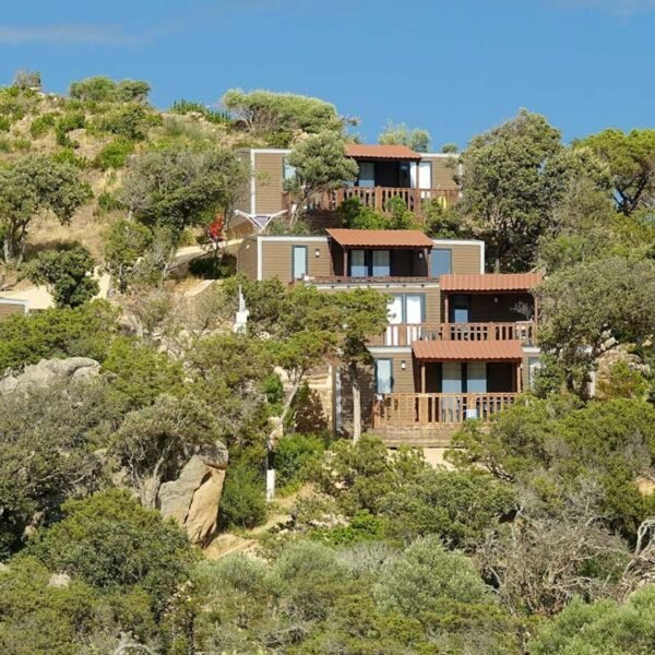 Le village de bungalow du Camping Kevano plage à Pianottoli-Caldarello en Corse-du-Sud en Corse