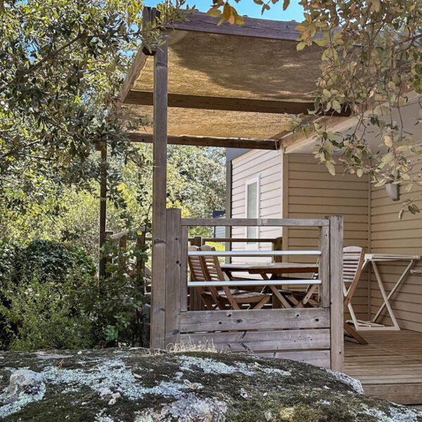 La terrasse d'un mobil-home au Camping La Vetta à Porto-Vaccio en Corse-du-Suden Corse