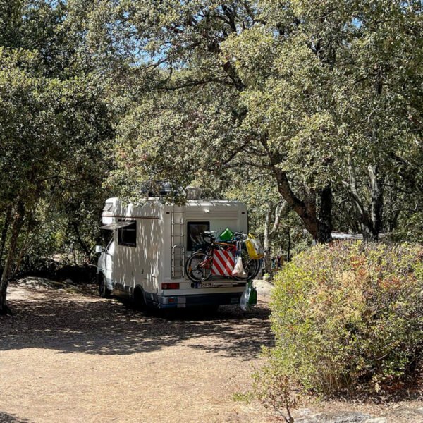 Un emplacement de camping-car au Camping La Vetta à Porto-Vaccio en Corse-du-Suden Corse