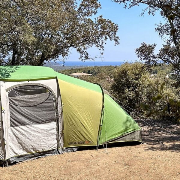 Un emplacement de tente au Camping La Vetta à Porto-Vaccio en Corse-du-Suden Corse