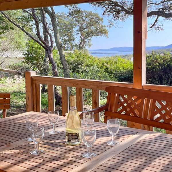 La terrasse d'un mobil-home avec vue sure la mer au Camping La Vetta à Porto-Vaccio en Corse-du-Suden Corse