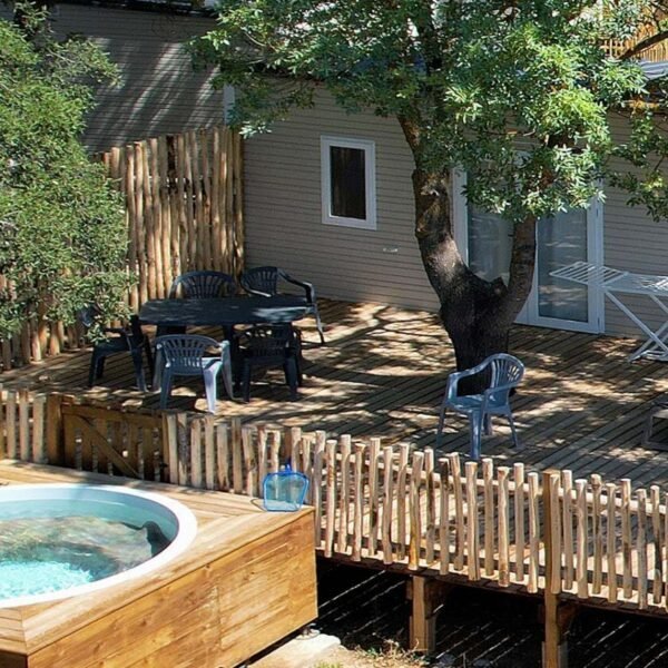 Terrasse et bain de détente d'un mobil-home du Camping Porto-Vecchio à Porto-Vecchio en Corse-du-Sud en Corse