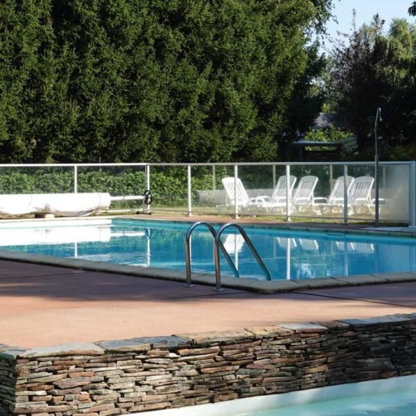 La piscine chauffée du Camping Pradelongue à Bagnères-de-Luchon en Haute-Garonne en Occitanie