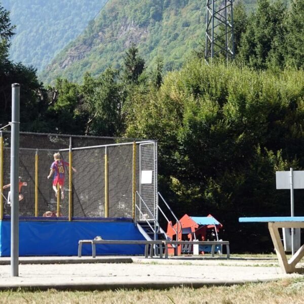 L'aire de jeu pour enfants avec un trampoling au Camping Pradelongue à Bagnères-de-Luchon en Haute-Garonne en Occitanie