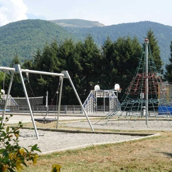 L'aire de jeu pour enfants avec une balançoire et des cordes au Camping Pradelongue à Bagnères-de-Luchon en Haute-Garonne en Occitanie