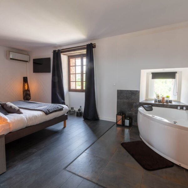 Chambre avec baignoire balnéo de l'Hôtel Le Château d'Argens à Les Arcs sur Argens près de Draguignan dans le Var