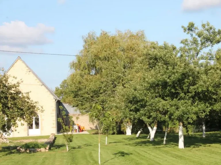Le jardin ouvert du Gîte Le Domaine de la Vallée à Saint-Martin-de-Varreville dans la Manche en Normandie
