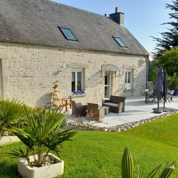 La façade et la terrasse du Gîte La Bignone à Saint-Marcouf dans la Manche en Normandie