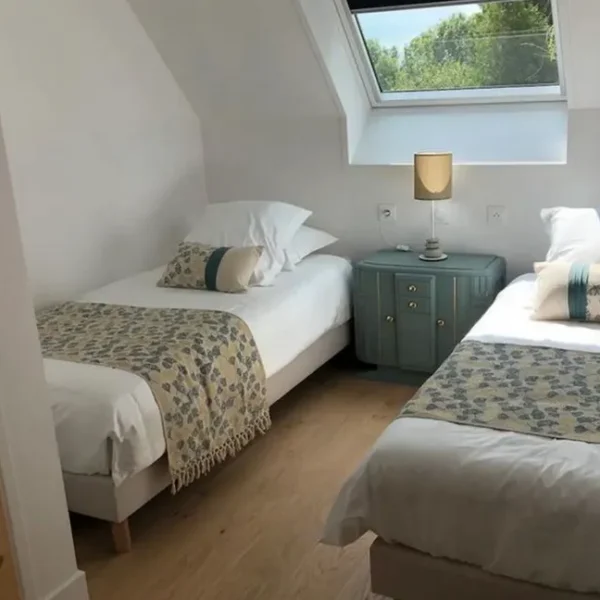 La chambre deux lits simples du Gîte Le Domaine de la Vallée à Saint-Martin-de-Varreville dans la Manche en Normandie