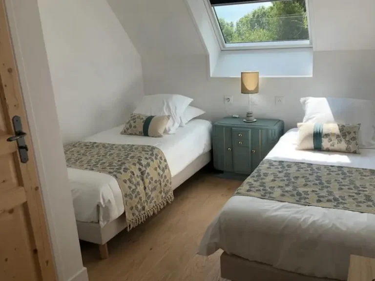 La chambre deux lits simples du Gîte Le Domaine de la Vallée à Saint-Martin-de-Varreville dans la Manche en Normandie