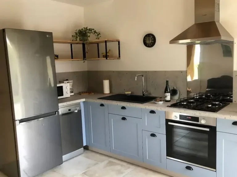 La cuisine du Gîte Le Domaine de la Vallée à Saint-Martin-de-Varreville dans la Manche en Normandie
