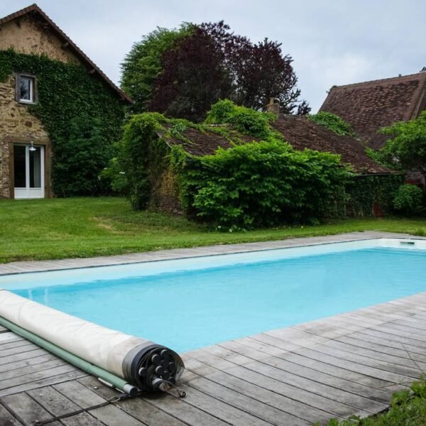 La façade et la piscine du Gîte de groupe Moulin de la Jarousse à Jarousse en Dordogne en Nouvelle-Aquitaine