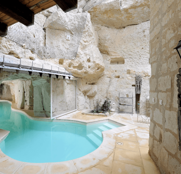 piscine troglodyte de l'hôtel la demeure de la vignole