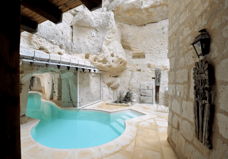 piscine troglodyte de l'hôtel la demeure de la vignole