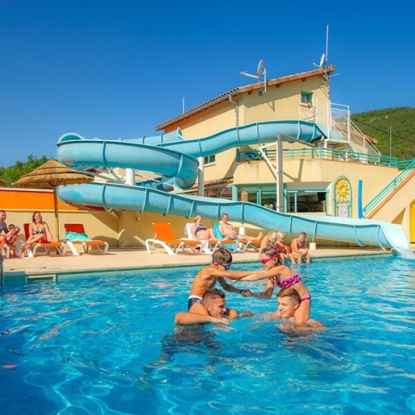 Aquapark au Camping Canöe Gorges du Tarn à Rivère-sur-Tarn dans l'Aveyron en Occitanie