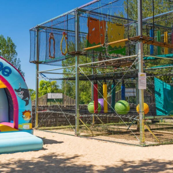 Aire de jeux du Camping Le Chateau Sun Marina en Vendée à Saint Hilaire sur Riez