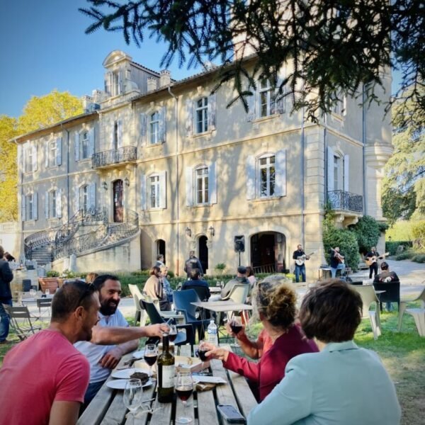 Repas convivial dans les jardins du Château Capion, Domaine viticole à Aniane dans l'Hérault